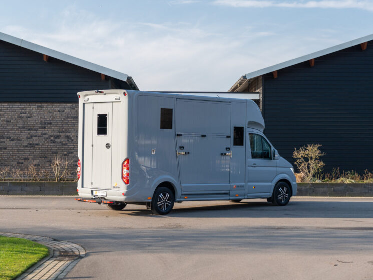Parados Man Roelofsen Horsetrucks 6 Aspect Ratio 4 3