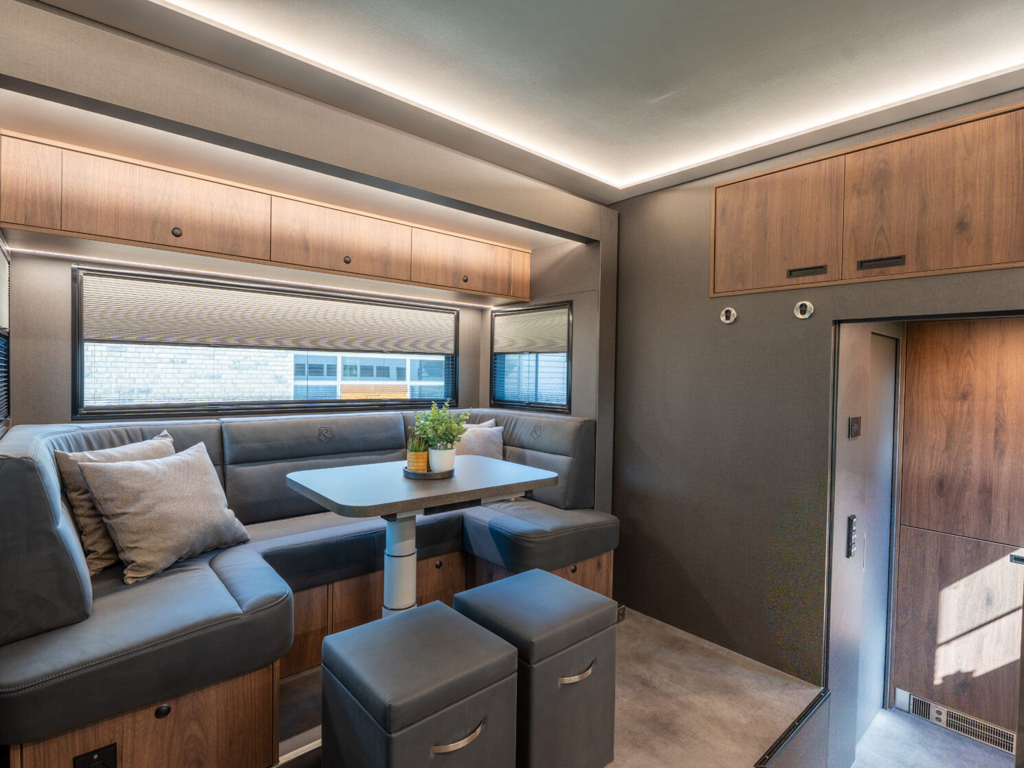 Rr3 Floescm Living Trailer 21 Scaled Aspect Ratio 4 3