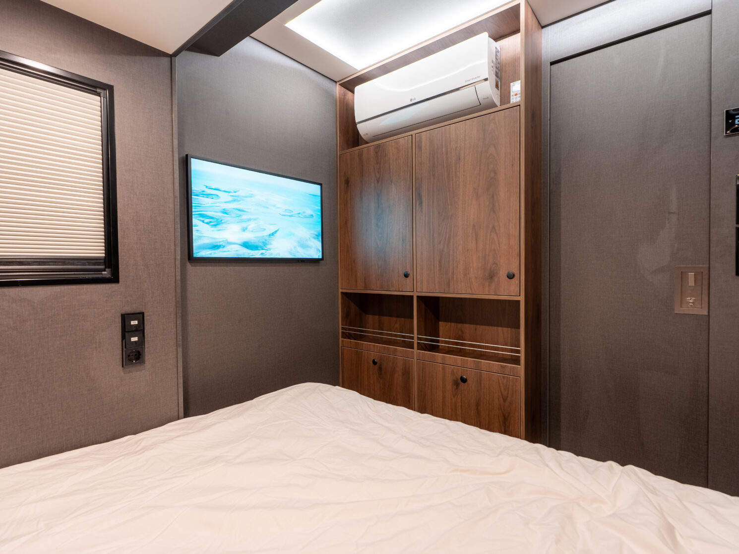 Rr3 Floescm Living Trailer 39 Scaled Aspect Ratio 4 3