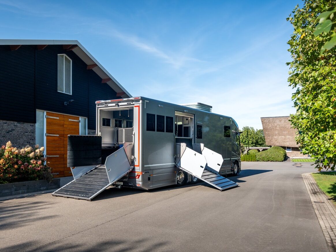 Roelofsen Horsetrucks Floes Cm N230 40 Groot 1 Aspect Ratio 4 3