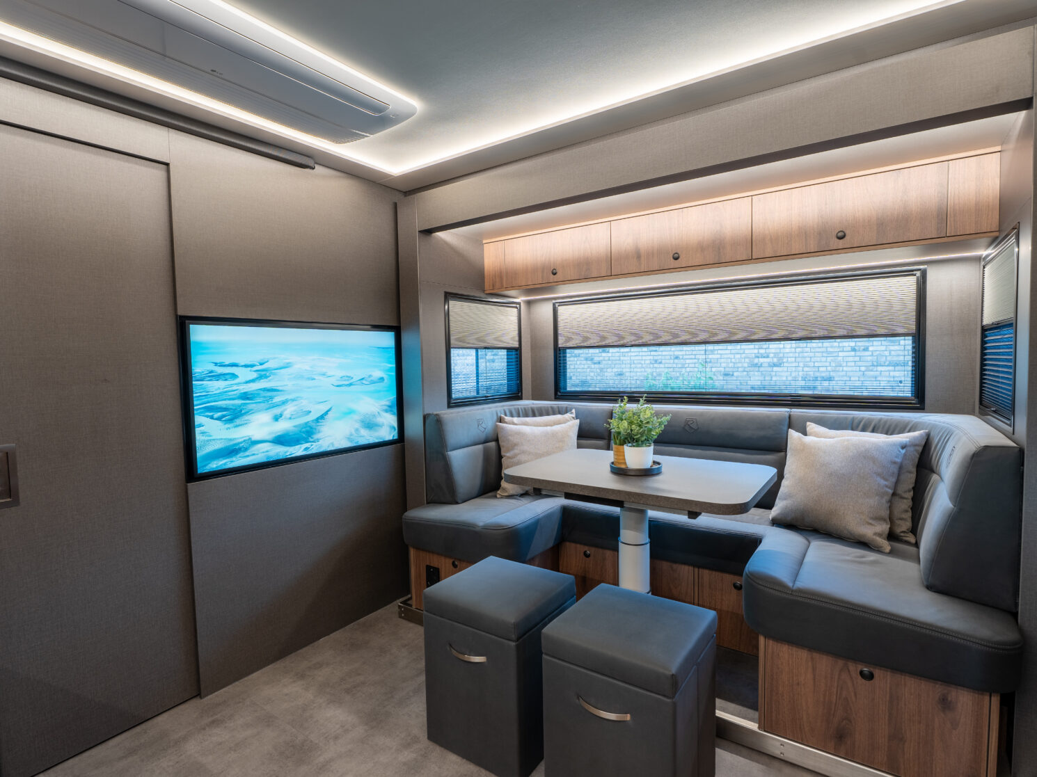 Rr3 Floescm Living Trailer 14 Scaled Aspect Ratio 4 3