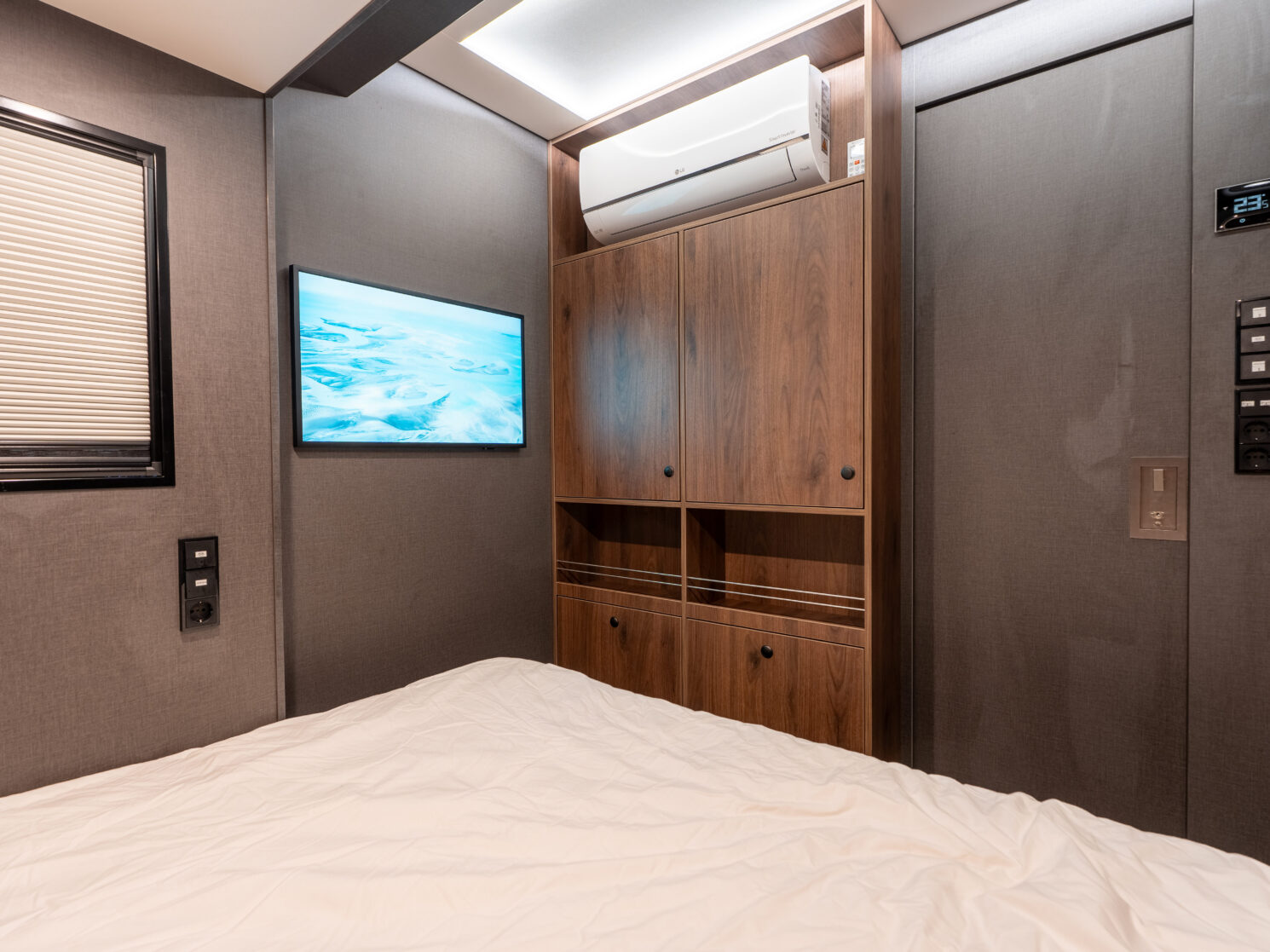 Rr3 Floescm Living Trailer 39 Scaled Aspect Ratio 4 3