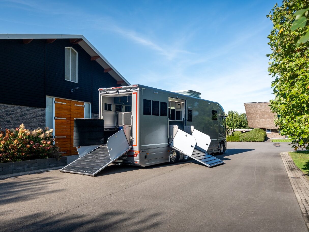 Roelofsen Horsetrucks Floes Cm N230 40 Groot Aspect Ratio 4 3